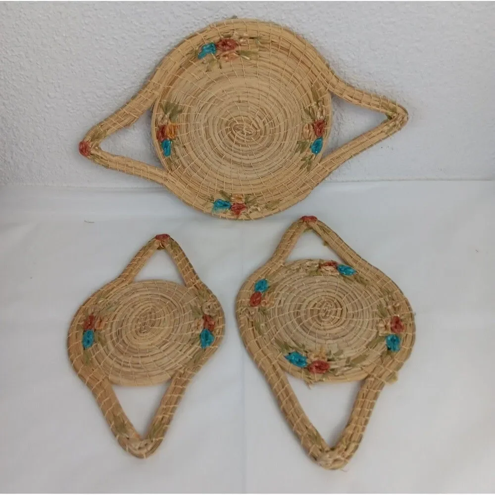 Vintage Hand Woven Straw Grass Trivets Hot Pads Wall Hangings Raffia Flowers